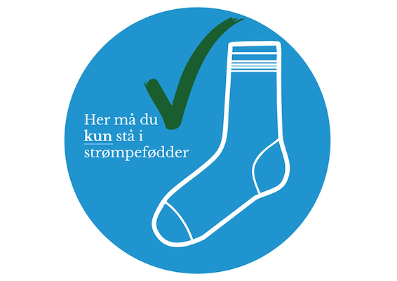 Her må du kun stå i strømpefødder uden rød.pdf.jpg